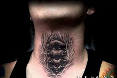 另类奇特的颈部纹身