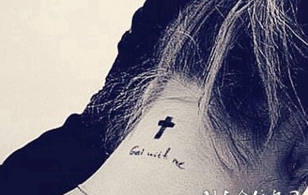 女性颈部小巧纹身图案