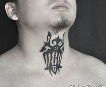 帅哥颈部个性纹身图案