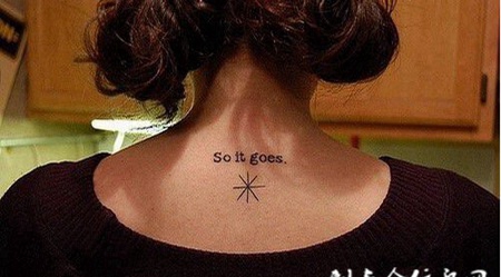 纹身美女脖子的字母纹身图案