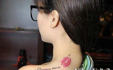 美女后肩小清新英文字母纹身图案大全