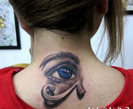 颈部个性的眼睛纹身