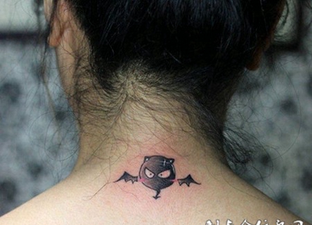 颈部可爱小恶魔纹身图案