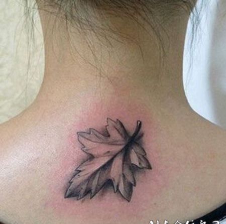 小清新枫叶颈部纹身图片