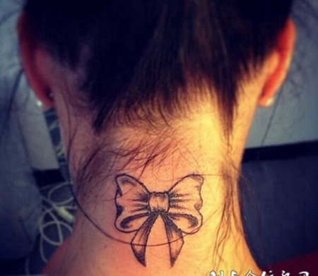 清新可爱蝴蝶结颈部纹身