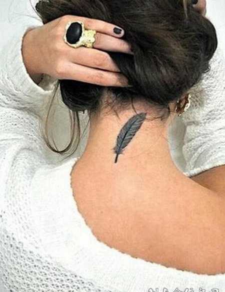 潮流气质颈部纹身