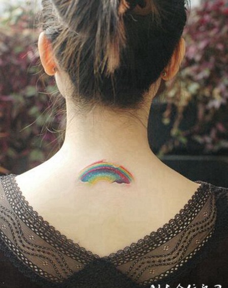 炫彩彩虹颈部纹身