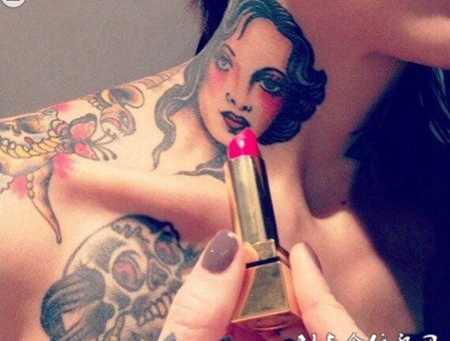 甜美女孩颈部纹身