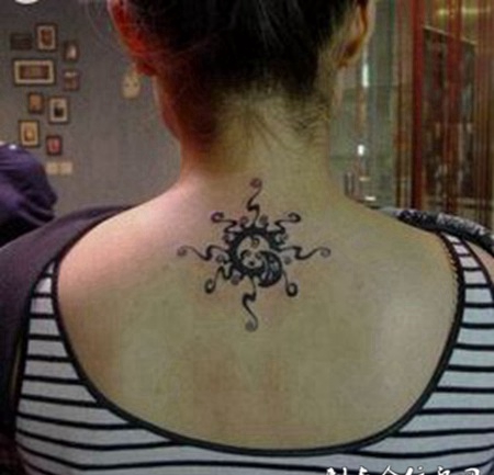 印度风格颈部纹身