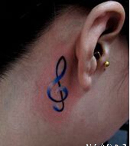 小巧音符颈部纹身