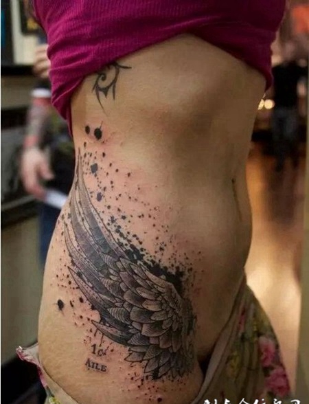 美女腰部个性翅膀纹身图案