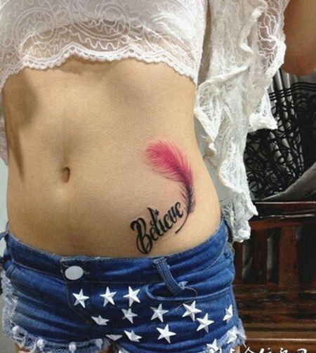 女人腰部彩绘羽毛英文纹身图案