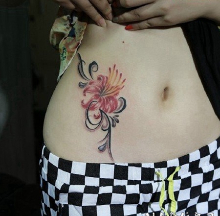 腰部精致彼岸花彩绘纹身图案