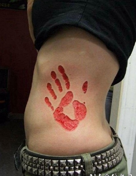 女生腰部经典掌印割肉纹身图案