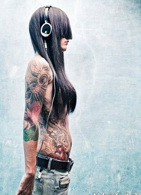 美女展示腰部性感纹身