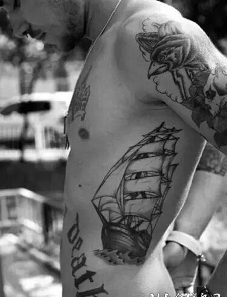腰部个性帆船纹身