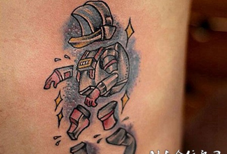 个性机器人腰部纹身