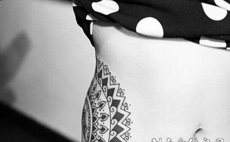 信仰图腾腰部纹身