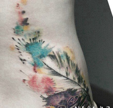 泼墨羽毛腰部纹身