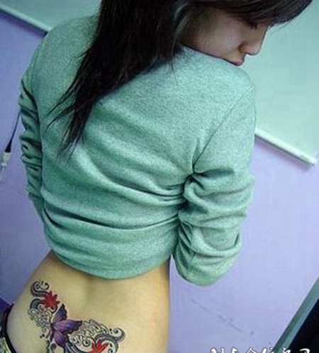 优雅精美臀部纹身