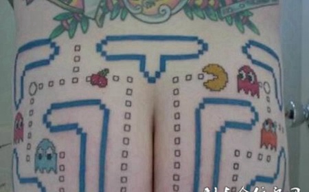 搞怪动画臀部纹身图案