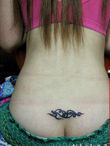 简巧可爱臀部纹身