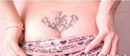 性感纹身女孩的臀部刺青