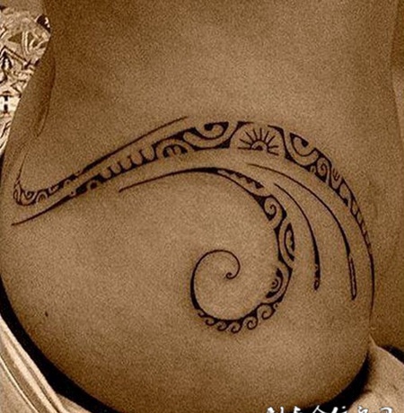 优雅蔓藤臀部纹身