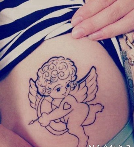 翘臀美女臀部纹身图案