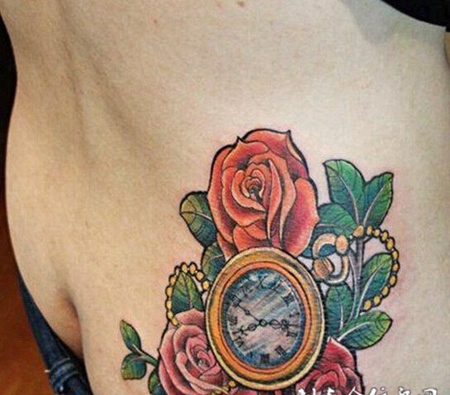 炫丽碎花臀部纹身