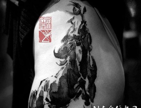 骏马奔腾臀部纹身