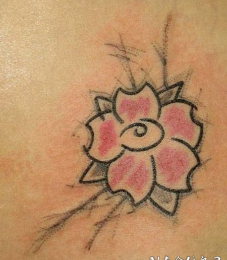 简约小巧花蕊纹身图片