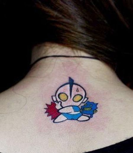 颈部后面的奥特曼纹身图案