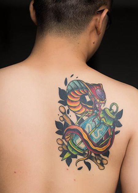 背部路灯纹身图片