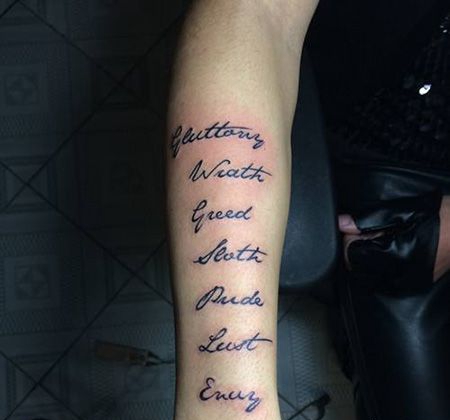 手臂七宗罪文字纹身图片