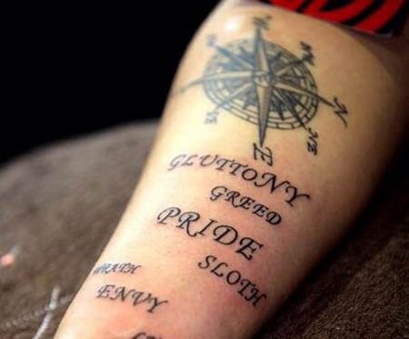 手臂七宗罪指南针纹身图片