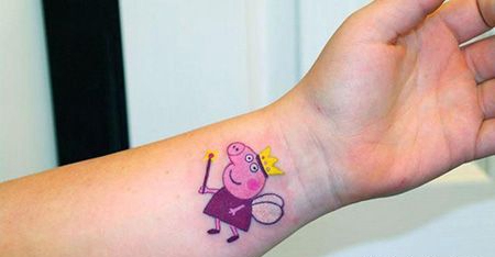 手腕小猪佩奇纹身图片
