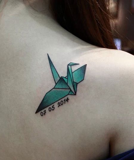 美女肩部性感千纸鹤纹身图片