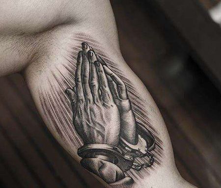 大臂内侧手铐纹身图片