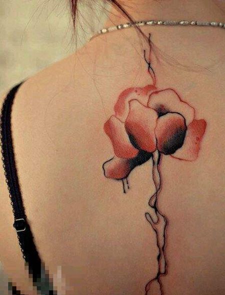 背部洋桔梗花纹身图片