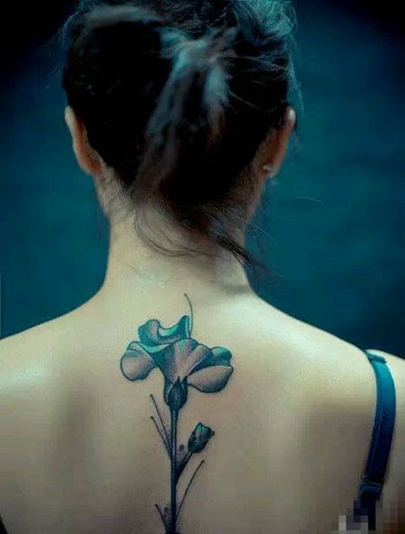 背部创意洋桔梗纹身图片