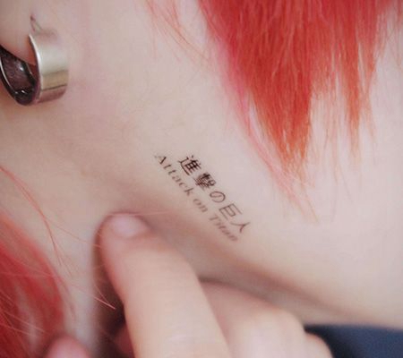脸部进击的巨人文字纹身图片