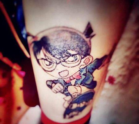 腿部柯南纹身图片