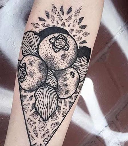 手臂点刺蓝莓纹身图片