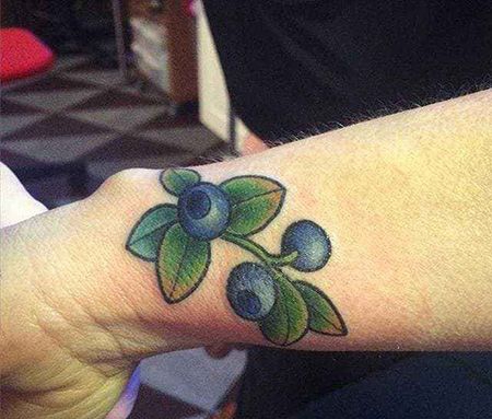 手腕两串蓝莓纹身图片