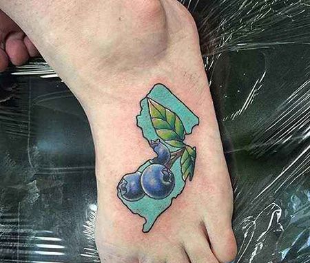 脚背蓝莓纹身图片