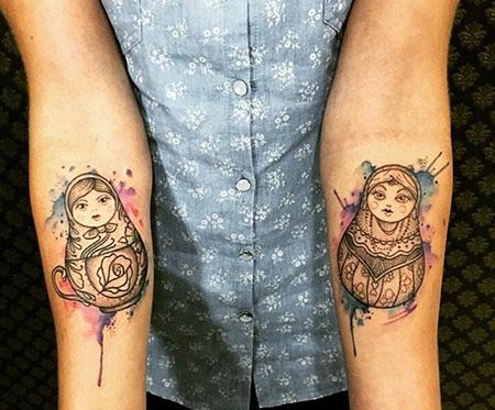 手臂内侧泼墨套娃纹身图片