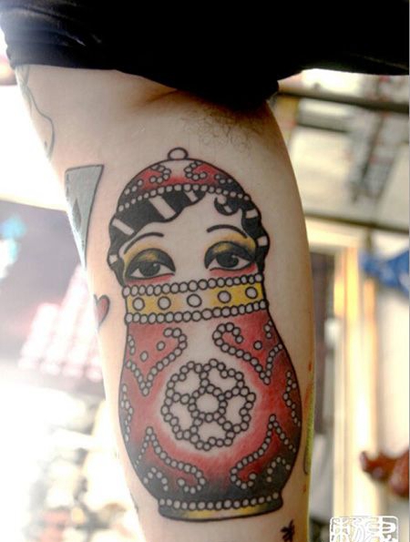 大臂内侧好看的套娃纹身图片