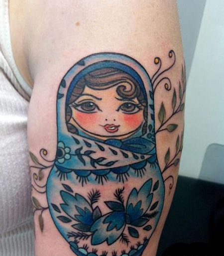 女生大臂好看的套娃纹身图片