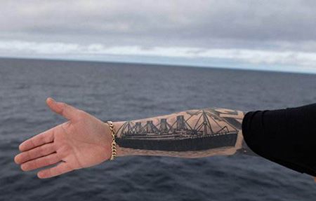 手臂内侧泰坦尼克号纹身图片